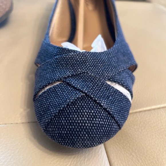 Abella True Comfort - Size 9.5M- Denim - Flat / Wedge - Picture 3 of 6